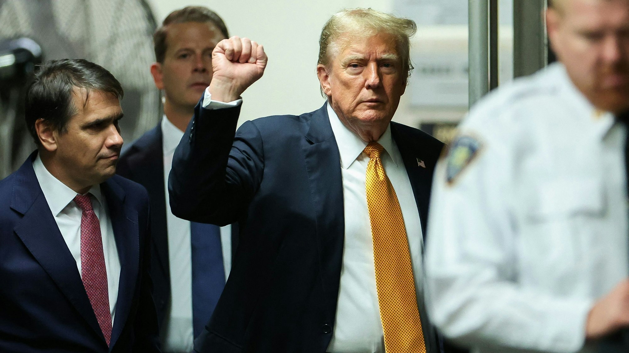 Donald Trump reckt die Faust bei seiner Ankunft am Gerichtssaal in New York City in die Höhe.