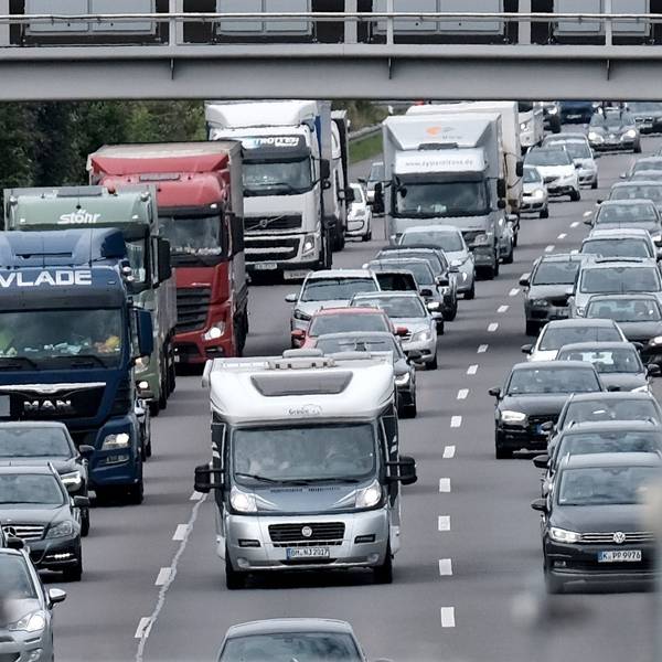 Kölner Autobahnring A1 zwischen den Anschlussstellen Bocklemünd und Köln West staut sich der Verkehr.