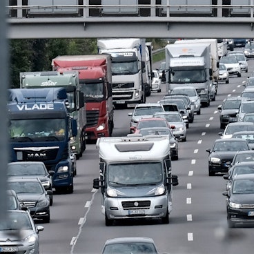 Kölner Autobahnring A1 zwischen den Anschlussstellen Bocklemünd und Köln West staut sich der Verkehr.