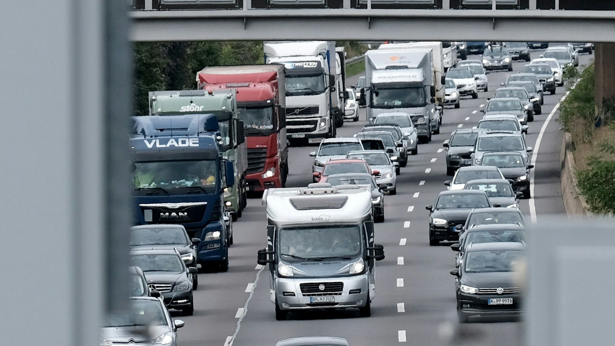 Kölner Autobahnring A1 zwischen den Anschlussstellen Bocklemünd und Köln West staut sich der Verkehr.