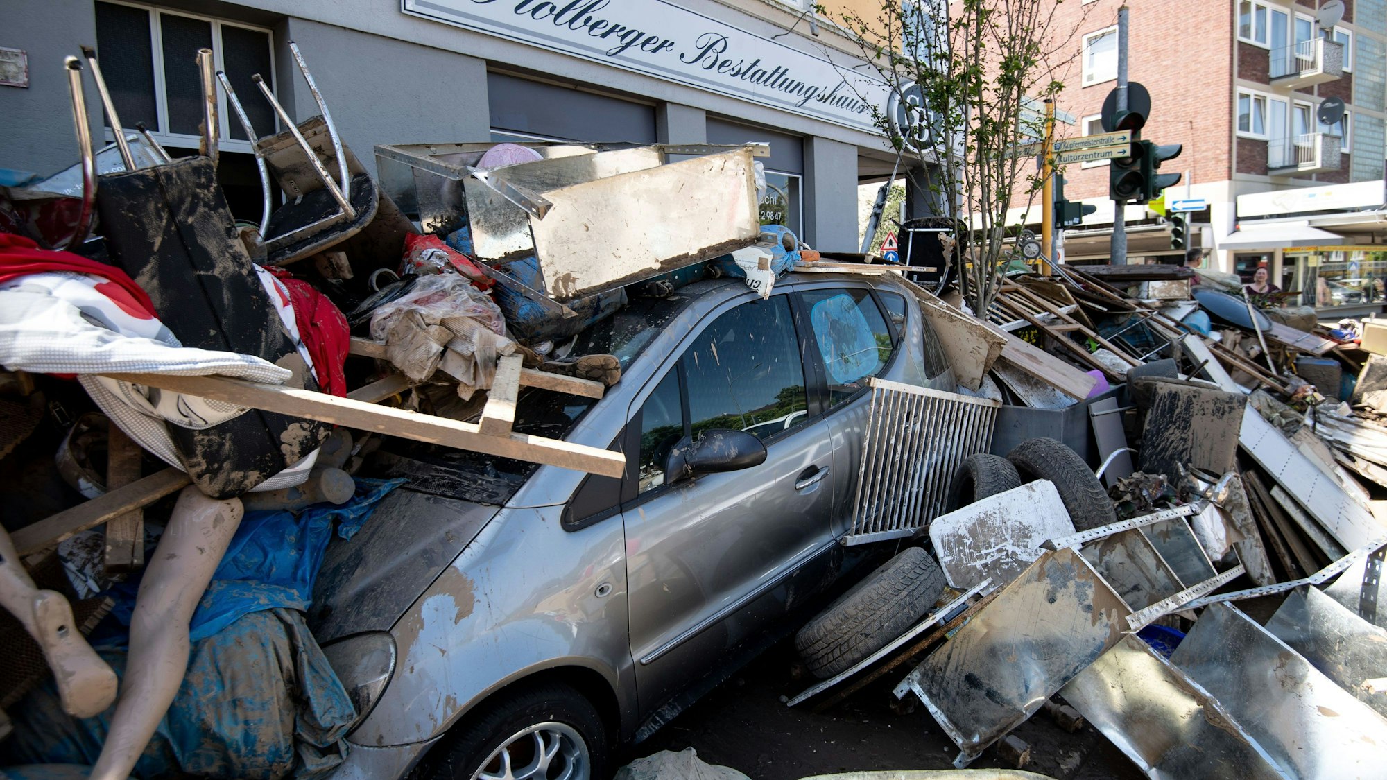 ARCHIV - 18.07.2021, Nordrhein-Westfalen, Stolberg: Ein Auto liegt nach dem Hochwasser unter Trümmern im nordrhein-westfälischen Stolberg. Die Flutkatastrophe wird auch politisch im Landtag aufgearbeitet. (Zu dpa: ´U-Ausschuss zur NRW-Hochwasserkatastrophe konstituiert sich») Foto: Marius Becker/dpa +++ dpa-Bildfunk +++