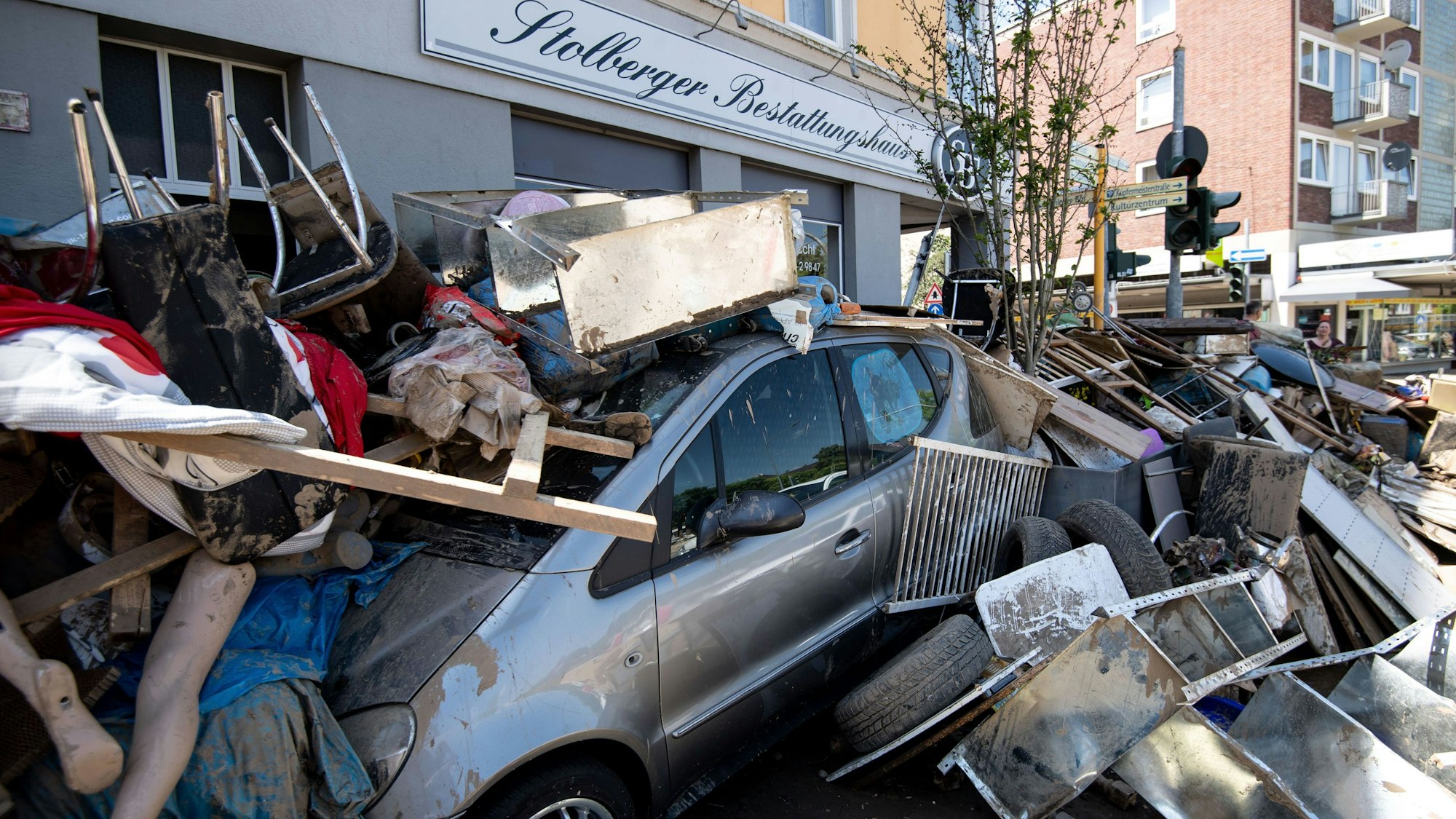 Ein Auto liegt nach dem Hochwasser im Sommer 2021 unter Trümmern im nordrhein-westfälischen Stolberg.