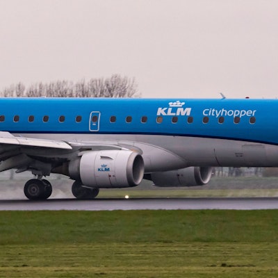 In Amsterdam Schiphol ist ein Mensch in das Triebwerk einer Embraer-Maschine der niederländischen Fluggesellschaft KLM Cityhopper geraten und getötet worden. (Archivbild)