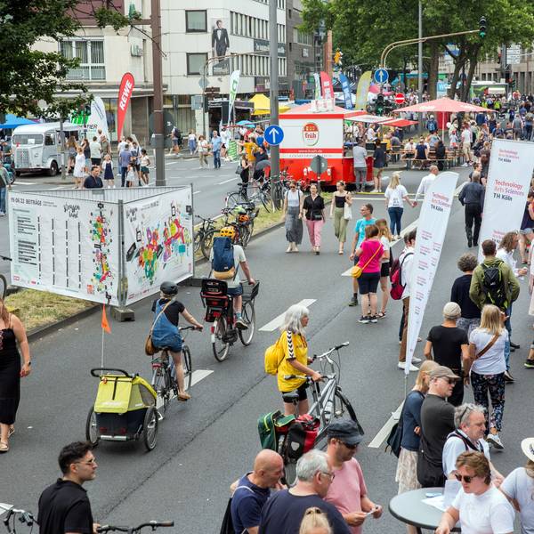 Fußgänger und Radfahrer auf der gesperrten Nord-Süd-Fahrt 2022