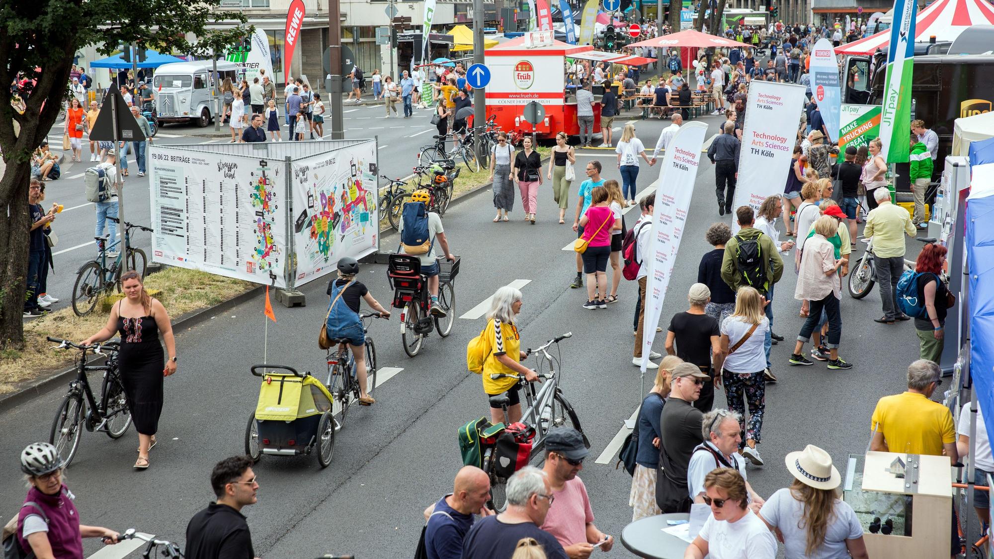 Fußgänger und Radfahrer auf der gesperrten Nord-Süd-Fahrt 2022