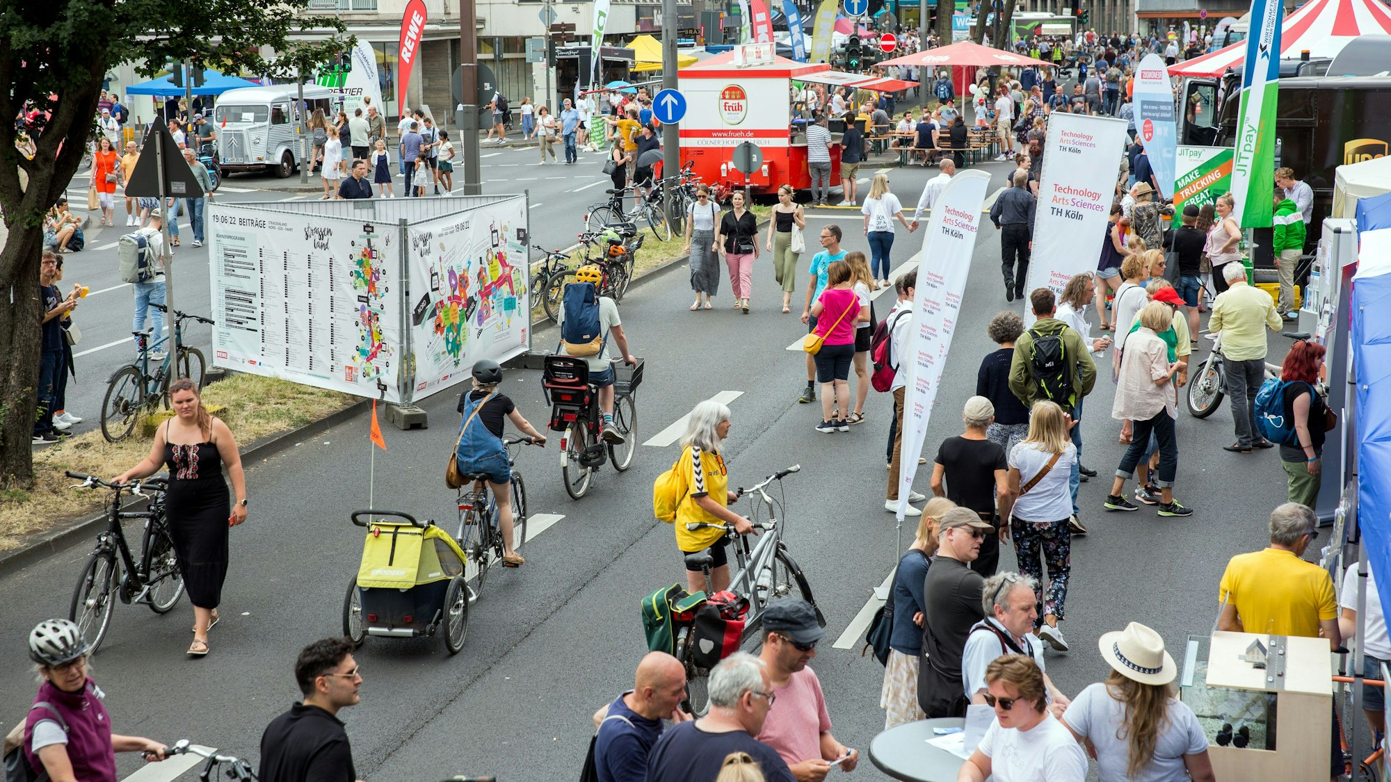 Fußgänger und Radfahrer auf der gesperrten Nord-Süd-Fahrt 2022