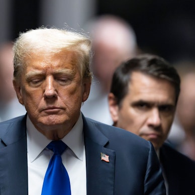 Donald Trump verlässt nach der Urteilsverkündung den Gerichtssaal in New York. Die Jury hat den Ex-US-Präsidenten in allen Anklagepunkten schuldig gesprochen.