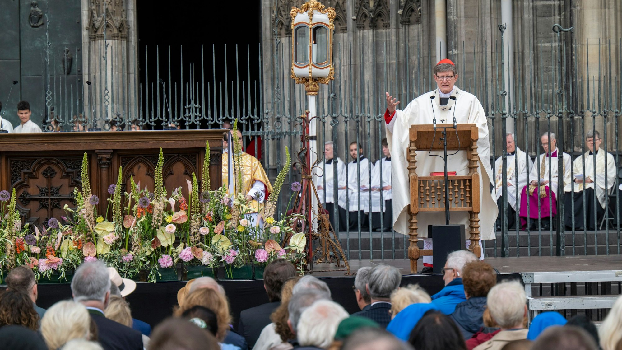 Kardinal Woelki zelebriert das Pontifikalamt vor dem Dom.