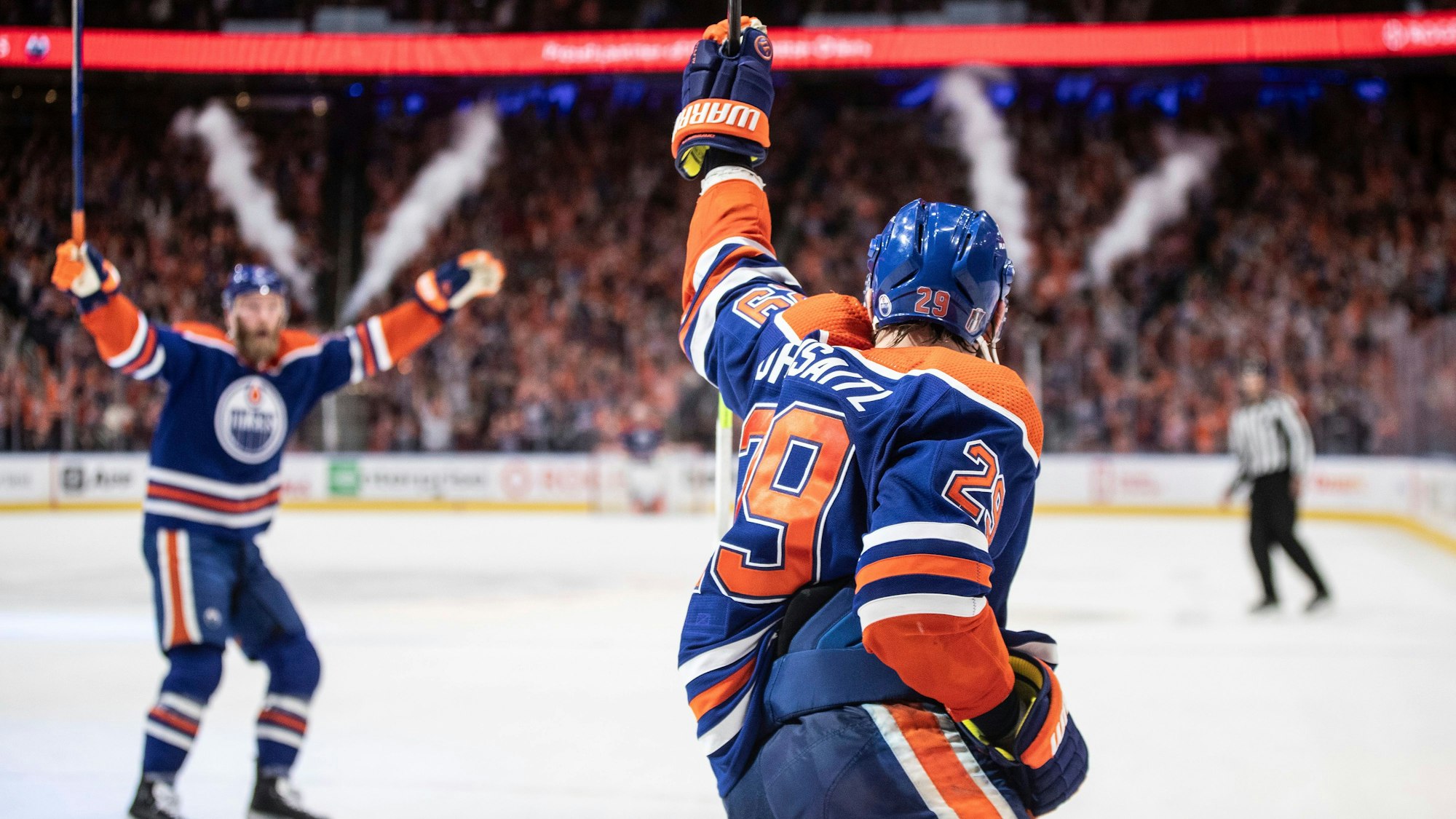 Der Kölner Eishockey Spieler Leon Draisaitl (29) feiert sein Tor gegen Dallas Stars.