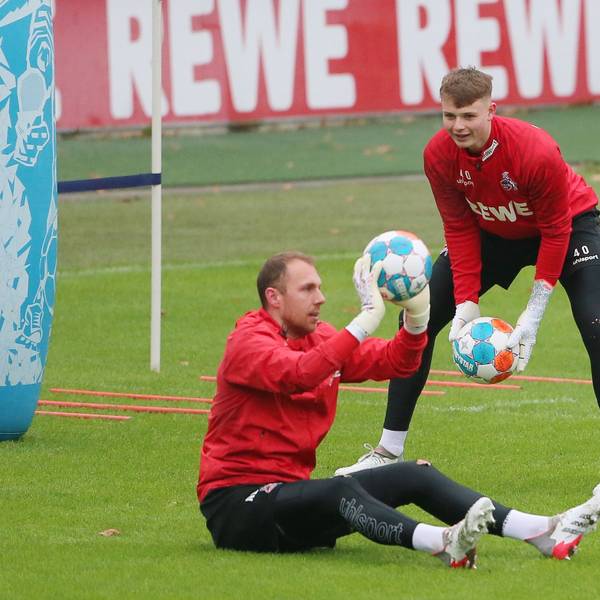 Marvin Schwäbe und Jonas Urbig gemeinsam auf dem Trainingsplatz des 1. FC Köln im Januar 2022