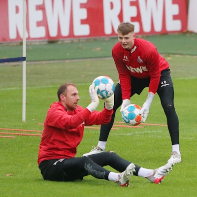 Marvin Schwäbe und Jonas Urbig gemeinsam auf dem Trainingsplatz des 1. FC Köln im Januar 2022