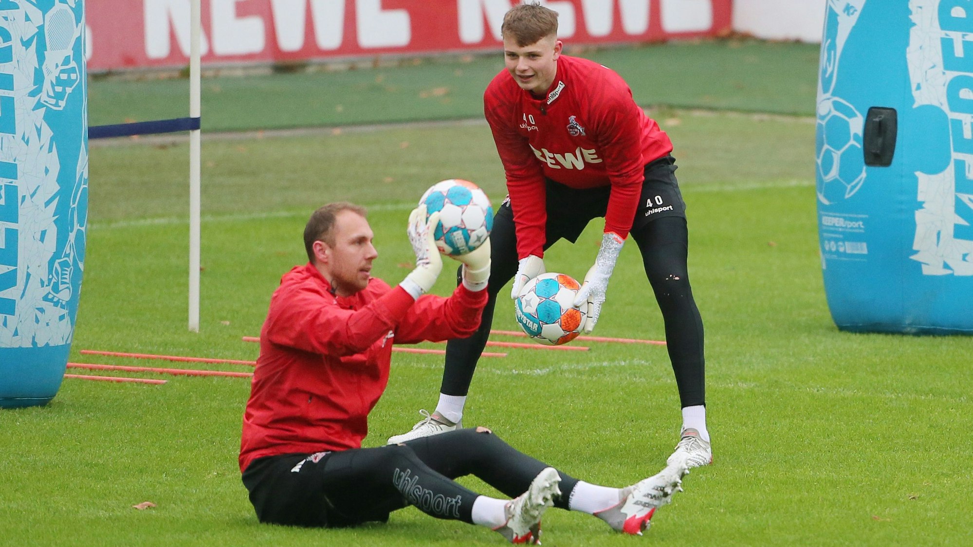 Marvin Schwäbe und Jonas Urbig gemeinsam auf dem Trainingsplatz des 1. FC Köln im Januar 2022