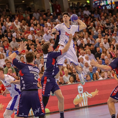 Giorgi Tskhovrebadze ist im Sprungwurf über der Flensburger Abwehr.