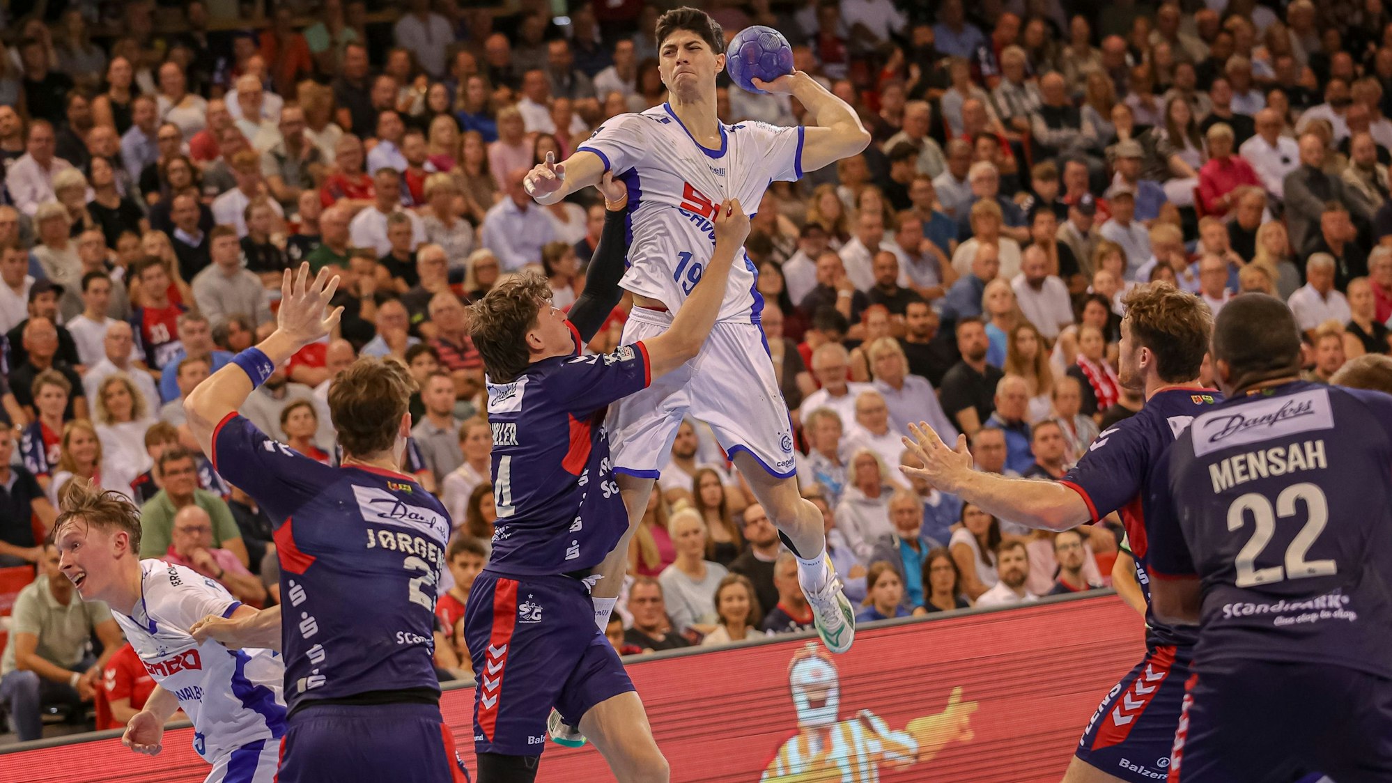 Giorgi Tskhovrebadze ist im Sprungwurf über der Flensburger Abwehr.