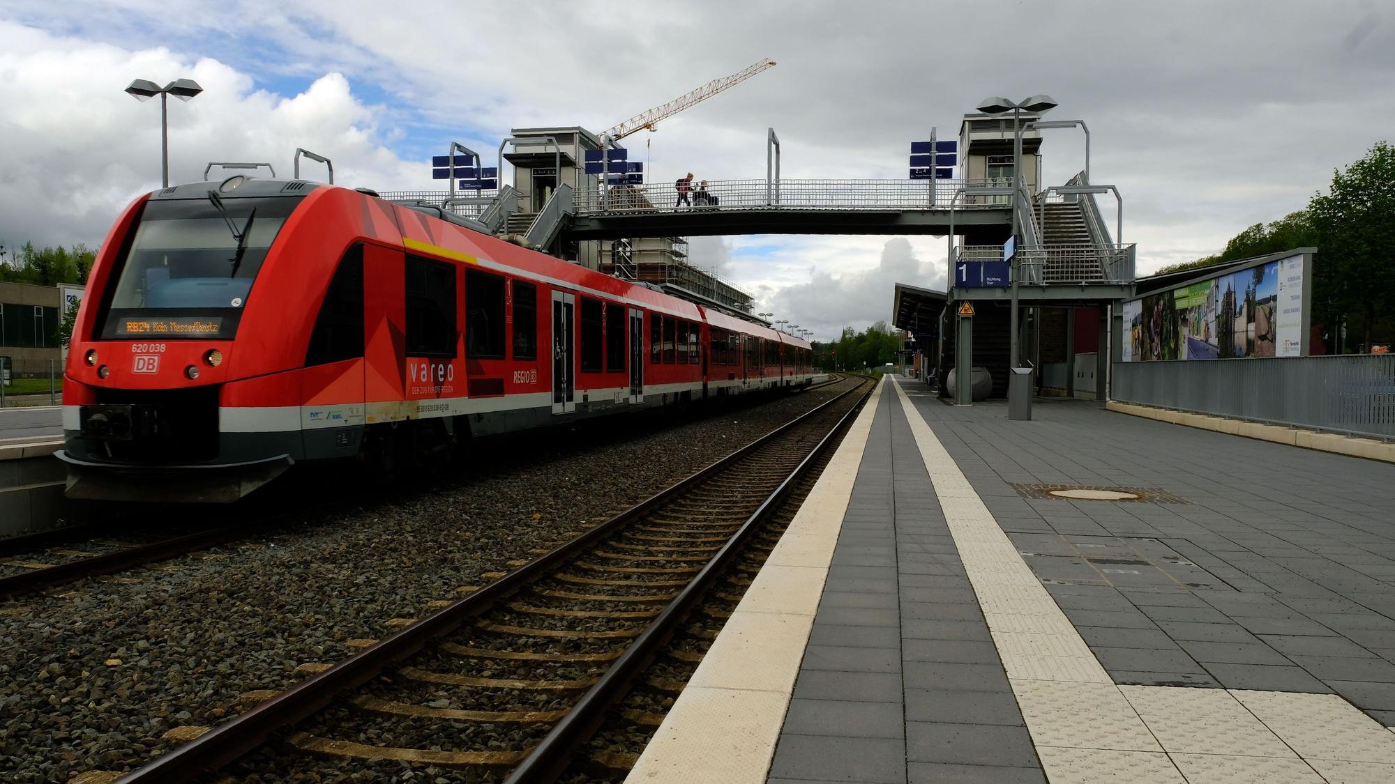 Auf einem Archivbild von 2023 ist ein roter Zug zu sehen, der im Bahnhof Mechernich steht.