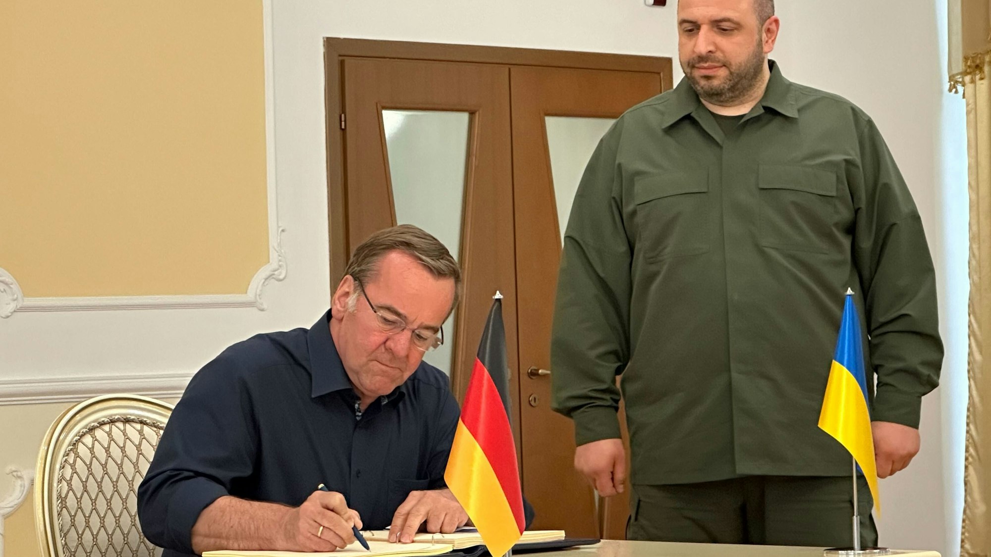 Verteidigungsminister Boris Pistorius (SPD) trägt sich in Anwesenheit seines ukrainischen Amtskollegen Rustem Umjerow (r), Ukrainischer Verteidigungsminister, in das Gästebuch ein.