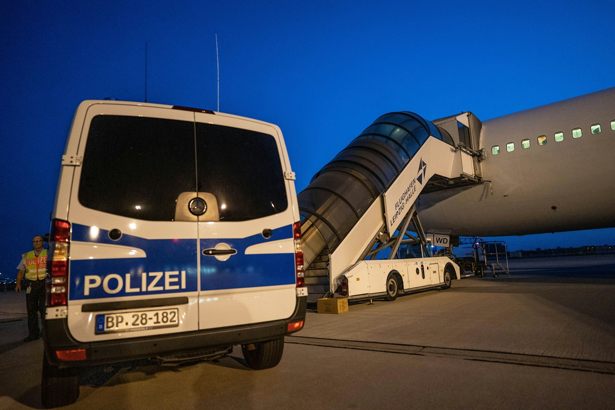 ARCHIV - 30.07.2019, Sachsen, Leipzig: Abschiebung von abgelehnten Asylbewerbern nach Afghanistan mit einem Sonderflug. (zu dpa: «Pläne für erstes Ausreisezentrum konkretisiert») Foto: Michael Kappeler/dpa +++ dpa-Bildfunk +++