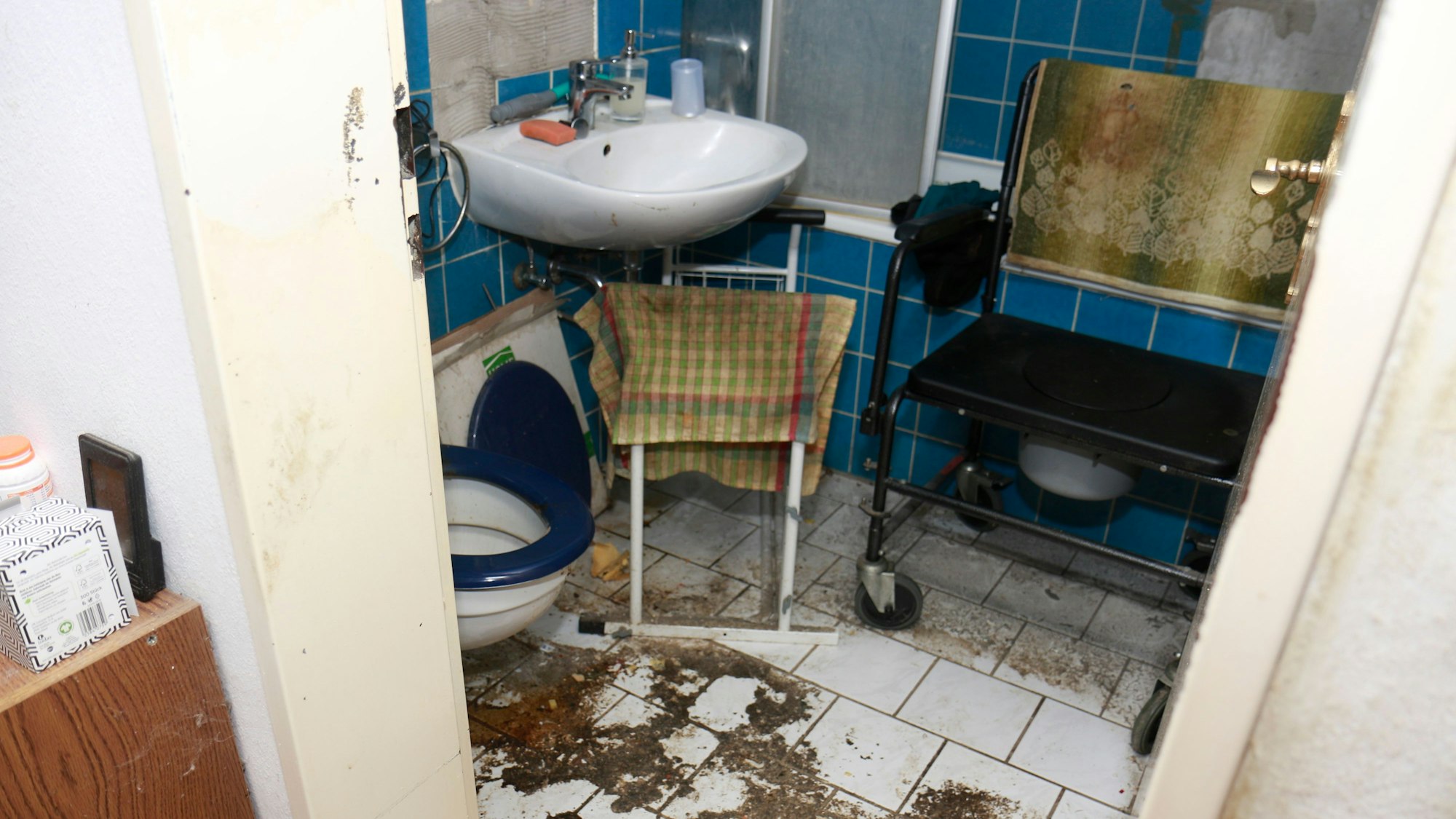 Das Bad ist mit Fäkalien und Schmutz übersät.