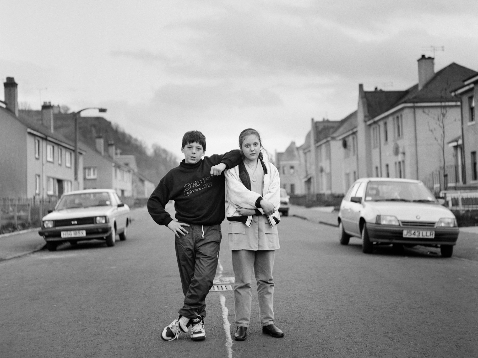 Ein Junge und ein Mädchen stehen auf einer Straße.