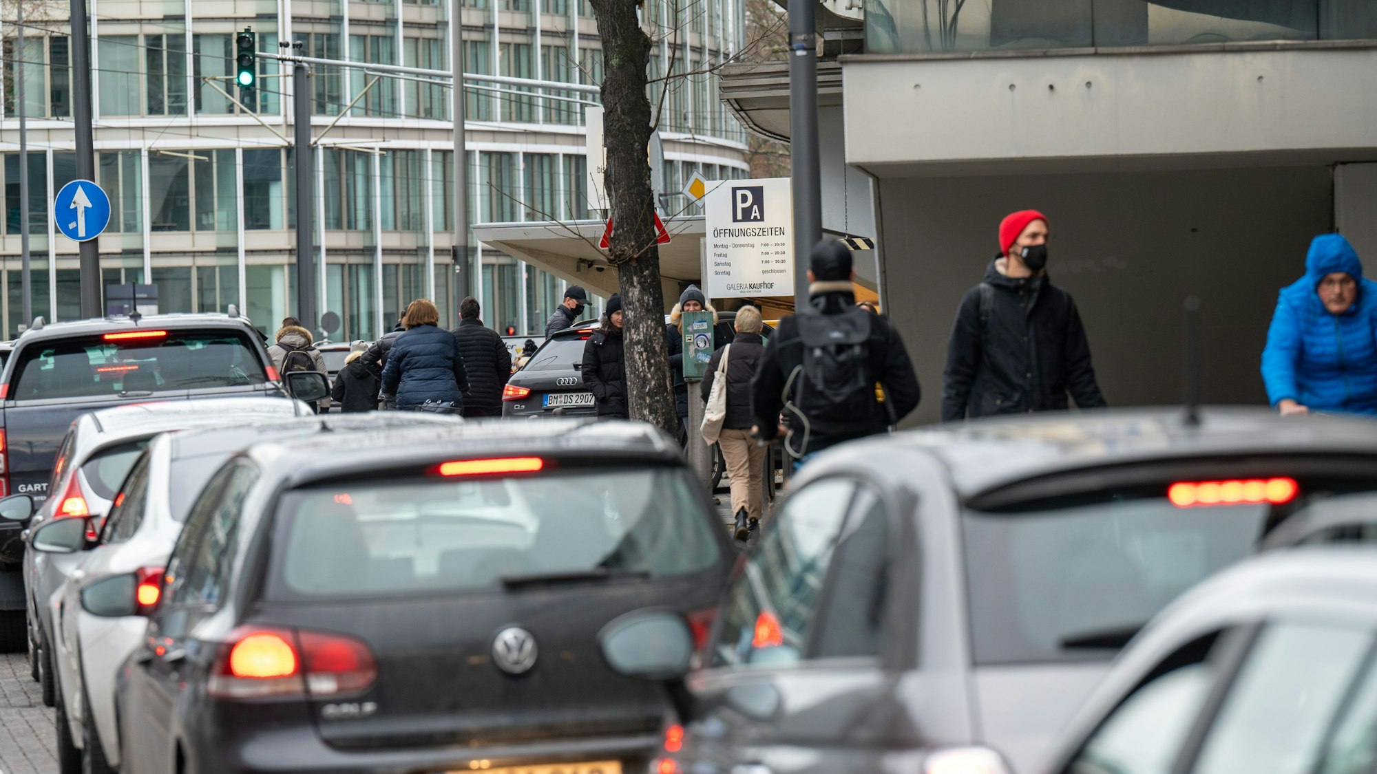Autos stehen im Stau vor einem Parkhaus in der Kölner Innenstadt.