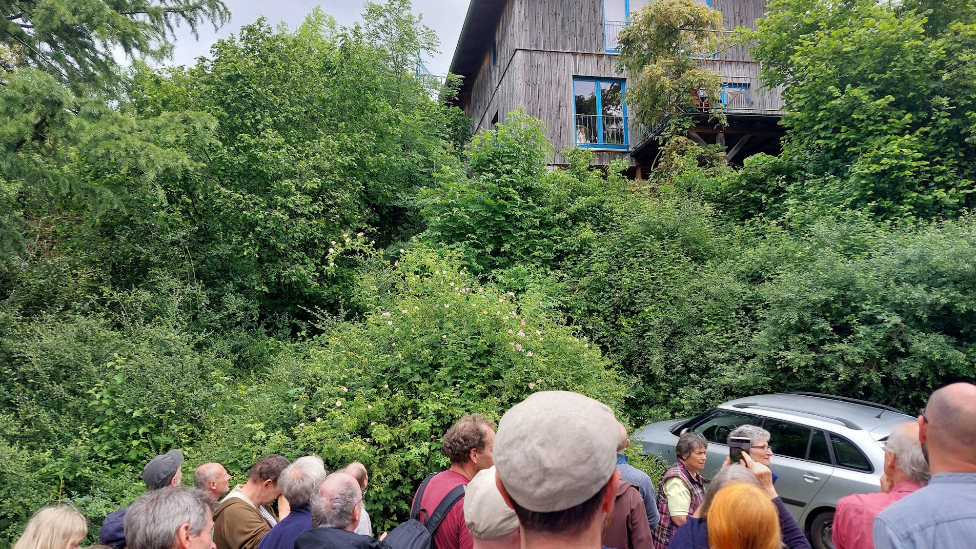 Großes Interesse hatten die Besucher am Rundgang zu den sechs Strohballen-Häusern in Werfen.