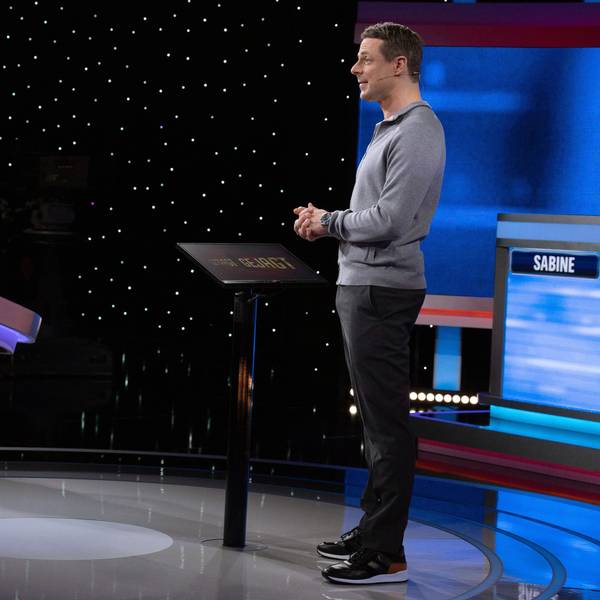 Der Kölner Gastronom Mikko Bayer (l.) beantwortete bei „Gefragt – Gejagt“ alle Fragen richtig. Er erspielte gegen Jäger Sebastian Jacoby 5500 Euro und verblüffte sogar Moderator Alexander Bommes (r.)
