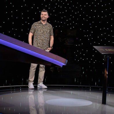 Der Kölner Gastronom Mikko Bayer (l.) beantwortete bei „Gefragt – Gejagt“ alle Fragen richtig. Er erspielte gegen Jäger Sebastian Jacoby 5500 Euro und verblüffte sogar Moderator Alexander Bommes (r.)