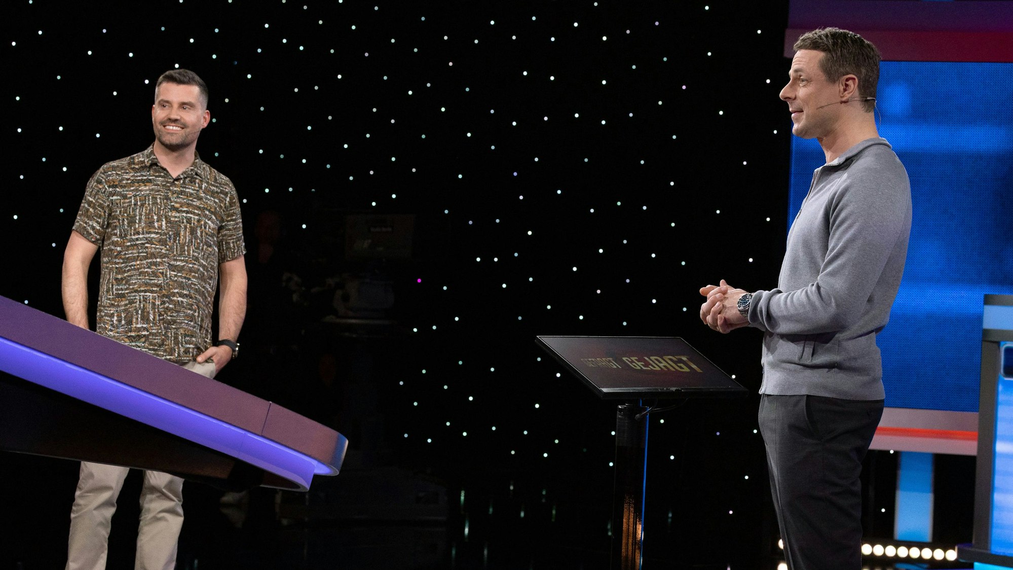 Der Kölner Gastronom Mikko Bayer (l.) beantwortete bei „Gefragt – Gejagt“ alle Fragen richtig. Er erspielte gegen Jäger Sebastian Jacoby 5500 Euro und verblüffte sogar Moderator Alexander Bommes (r.)