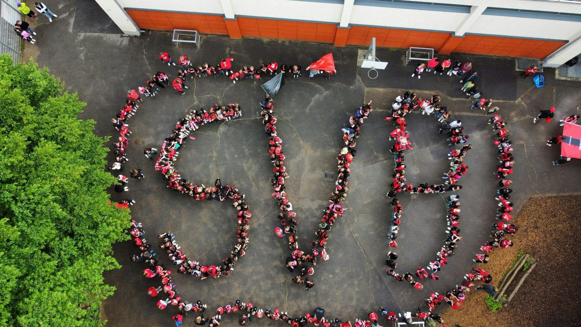Die mehr als 400 Schülerinnen und Schüler der GGS im Kirchfeld gratulieren Bayer 04 Leverkusen zum Double.