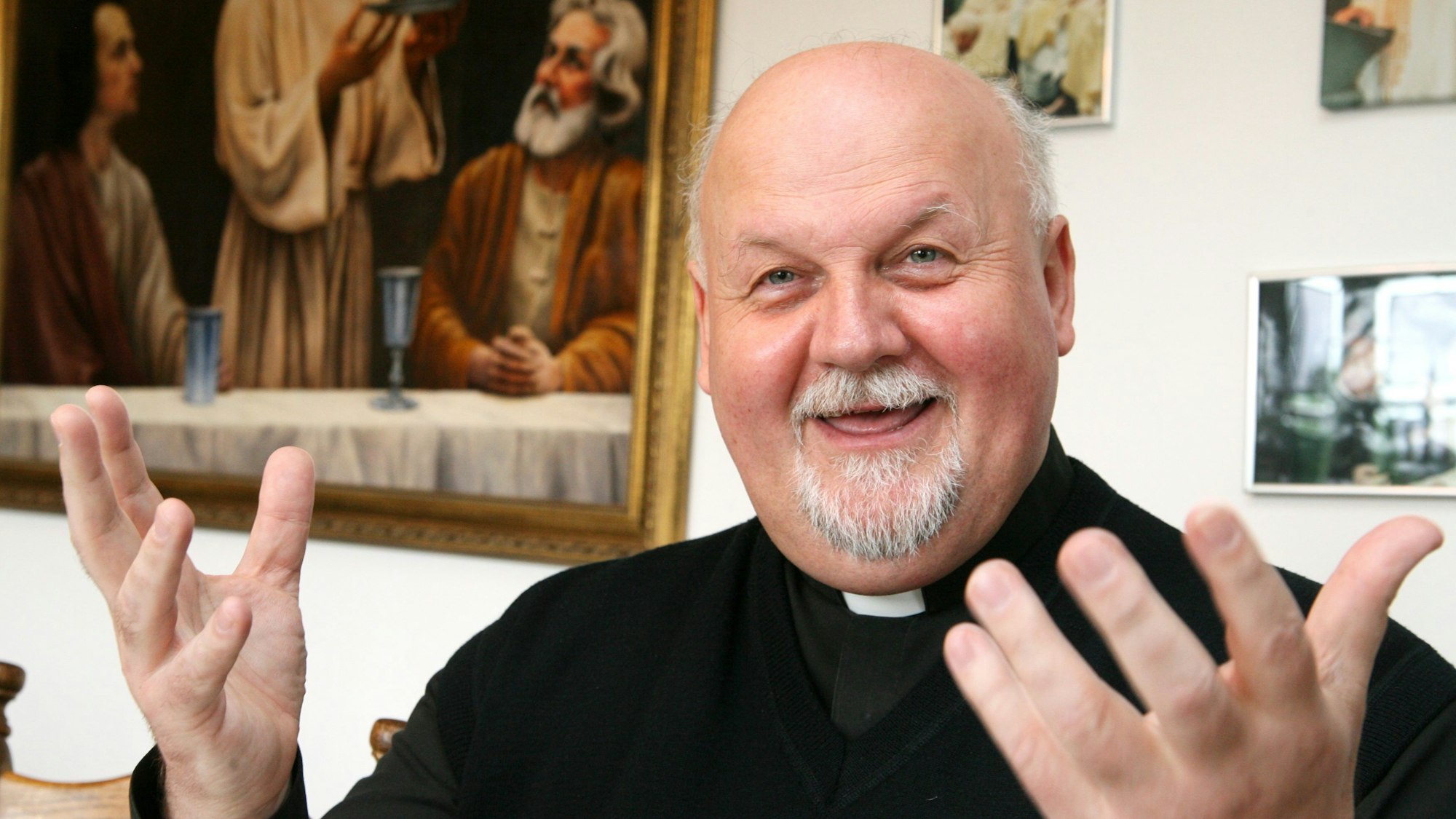 Das Foto zeigt den Kürtener Pfarrvikar Janusz Szewczuk