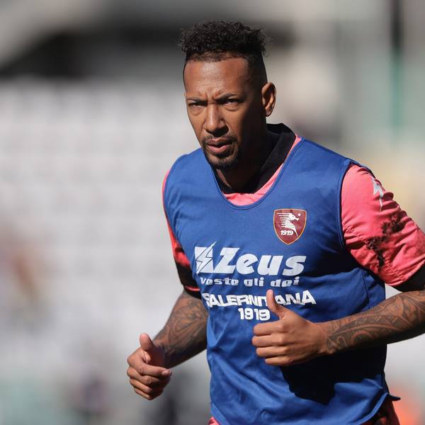 Jerome Boateng vom US Salernitana wärmt sich vor dem Spielstart auf.