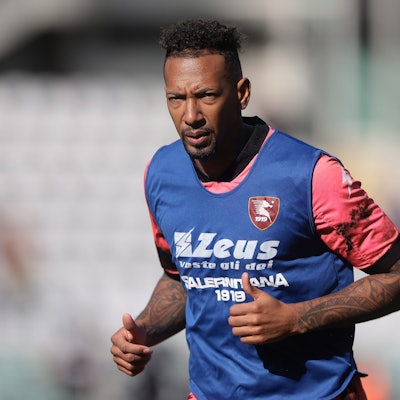 Jerome Boateng vom US Salernitana wärmt sich vor dem Spielstart auf.