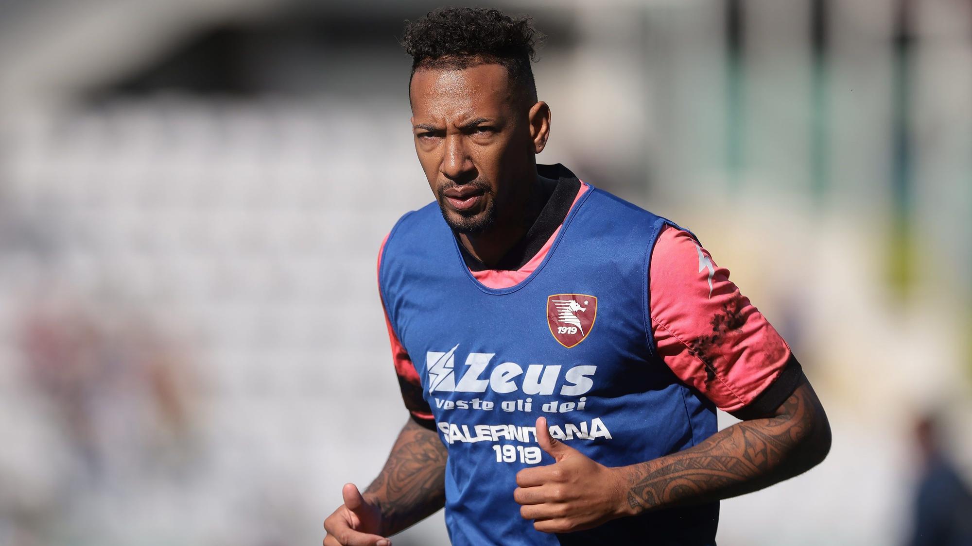Jerome Boateng vom US Salernitana wärmt sich vor dem Spielstart auf.