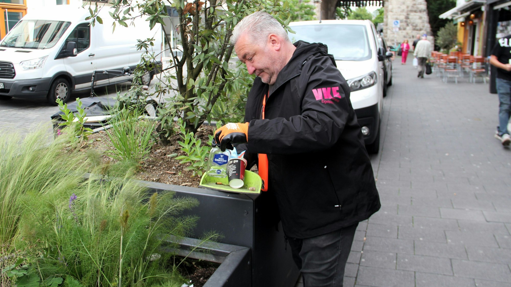 Der Veedelskümmerer sorgt auch für die angelegten Pflanzenbeete.
