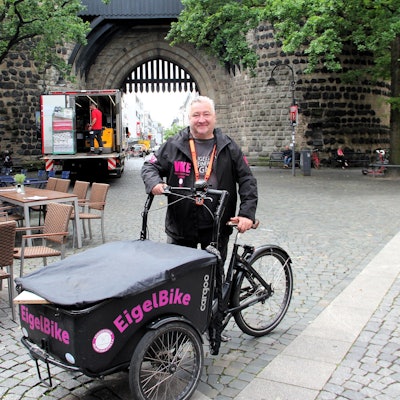 Veedelskümmerer Michael Seffen zieht täglich mit seinem EigelBike durch die Straßen des Viertels.