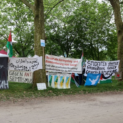 Das Protestcamp mit Banner und Palästina-Flagge an der Uniwiese, gegenüber der Mensa.