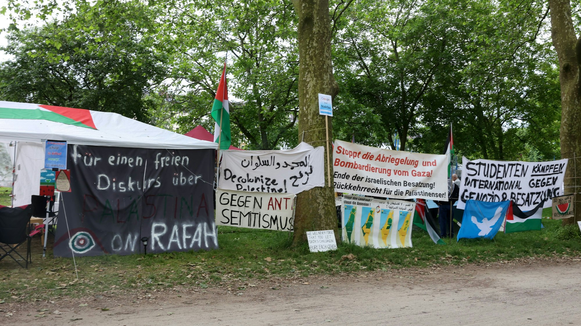 Das Protestcamp mit Banner und Palästina-Flagge an der Uniwiese, gegenüber der Mensa.