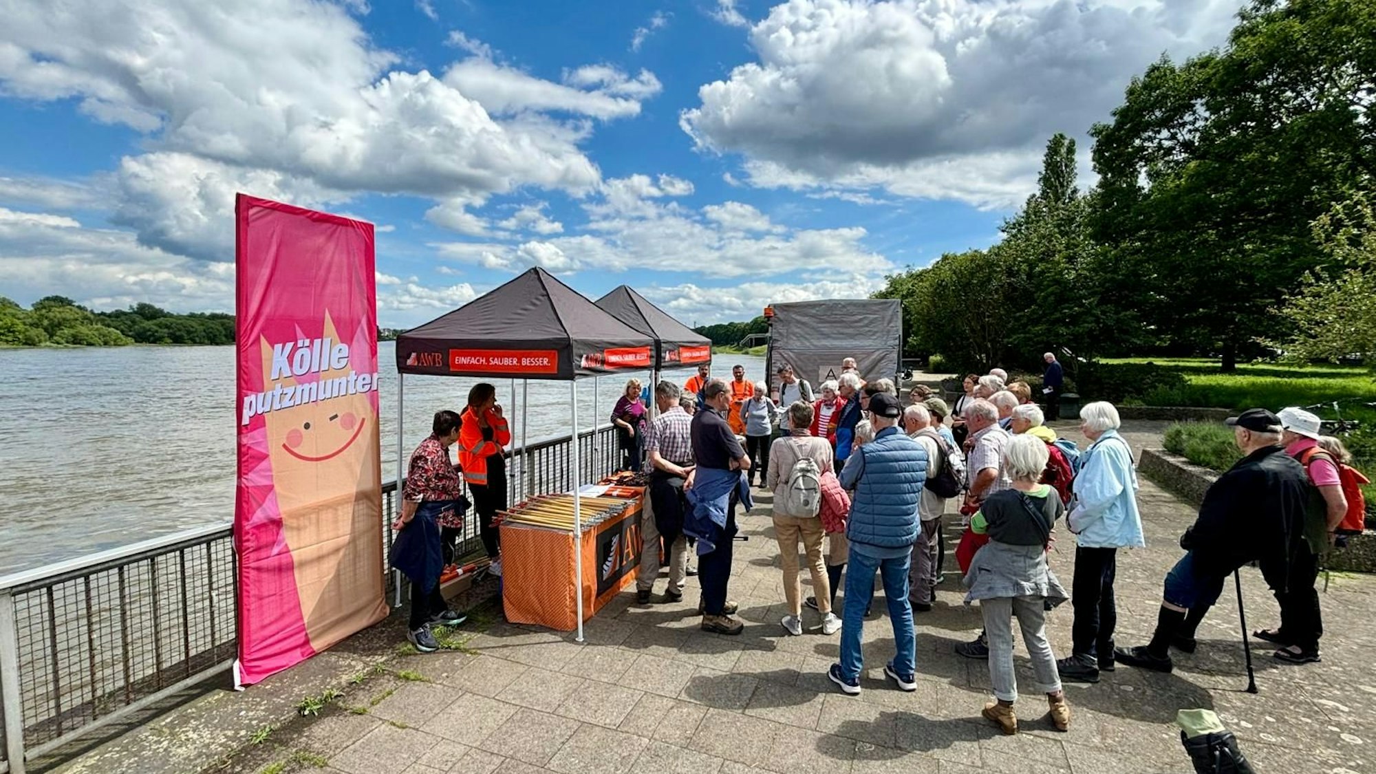Rund 25 Mitglieder des Kölner Eifelvereins haben die Alt-Niehler Rheinufer-Promenade am Niehler Damm von Müll befreit.
