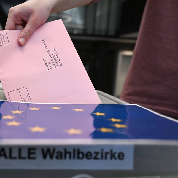 Ein Wahlbrief mit einem Stimmzettel für die Europawahl wird im Rathaus in einem Wahllokal für die Briefwahl in eine Wahlurne gesteckt.