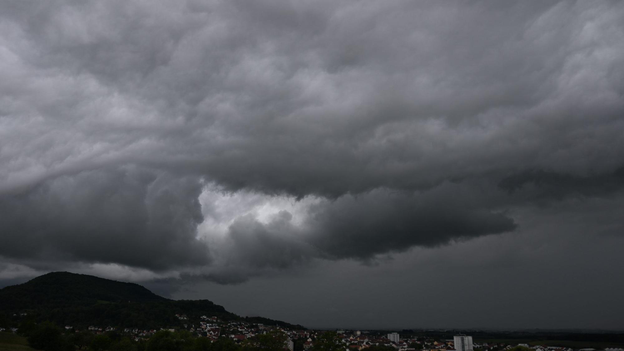 Eine Gewitter-Superzelle zieht über Baden-Württemberg hinweg. In einigen Orten fallen von Freitag (31. Mai) bis Samstag (1. Juni) mehr als 200 Liter Regen pro Quadratmeter. Es drohen Überschwemmungen und Sturzfluten.