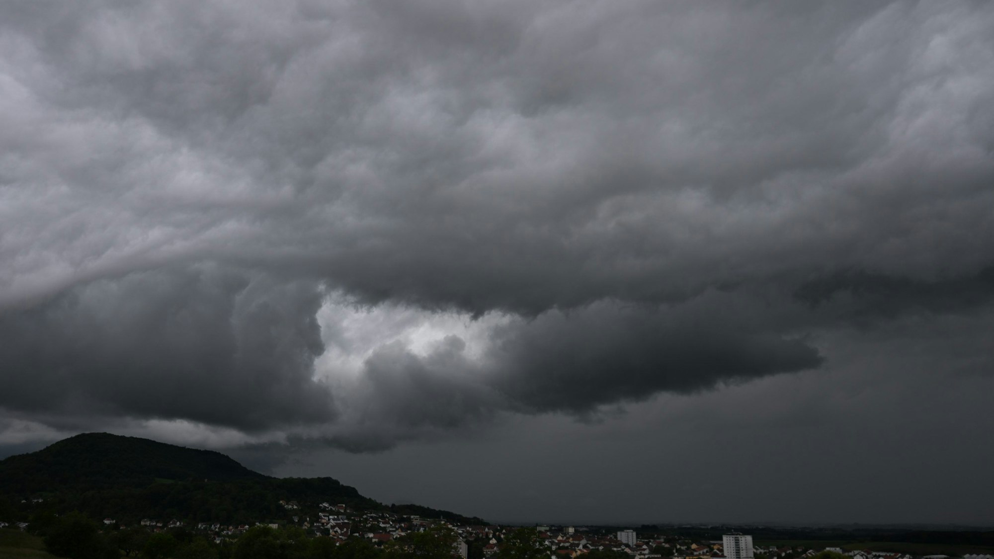 Eine Gewitter-Superzelle zieht über Baden-Württemberg hinweg. In einigen Orten fallen von Freitag (31. Mai) bis Samstag (1. Juni) mehr als 200 Liter Regen pro Quadratmeter. Es drohen Überschwemmungen und Sturzfluten.