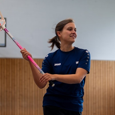 Das Bild zeigt Ina Doderer mit einem Intercrosse-Schläger in der Hand. Im Korb befindet sich ein Hartgummiball.