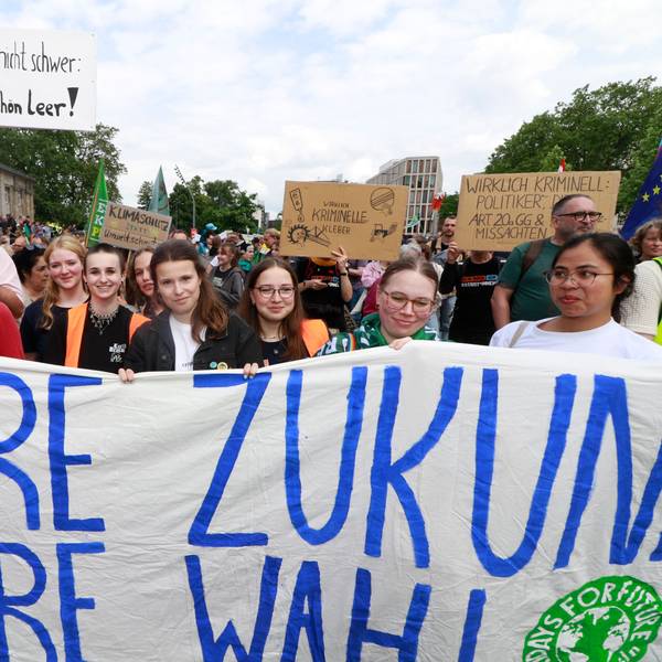 Beim Demozug vom Bahnhof Deutz war auch Luisa Neubauer (Mitte) dabei.