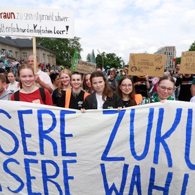 Beim Demozug vom Bahnhof Deutz war auch Luisa Neubauer (Mitte) dabei.