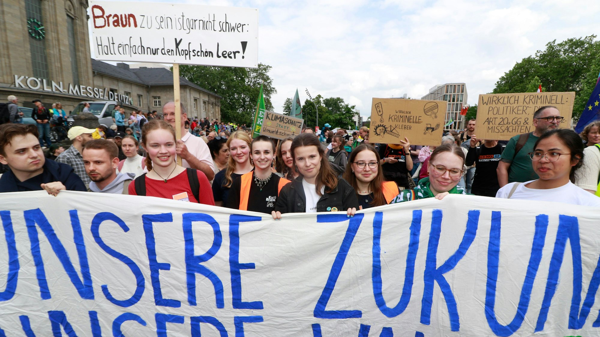 Beim Demozug vom Bahnhof Deutz war auch Luisa Neubauer (Mitte) dabei.