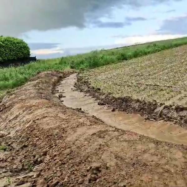 Ein Graben schützt nun die Bewohner in Büsdorf vor weiteren Überschwemmungen. Das Wasser strömt bei Regen vom Acker direkt in die Rinne.