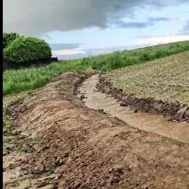 Ein Graben schützt nun die Bewohner in Büsdorf vor weiteren Überschwemmungen. Das Wasser strömt bei Regen vom Acker direkt in die Rinne.