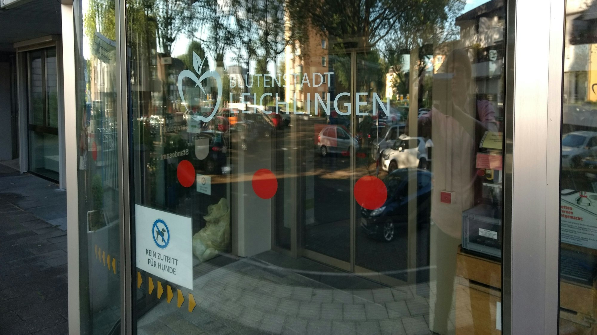 Der Eingang zum Rathaus in Leichlingen.