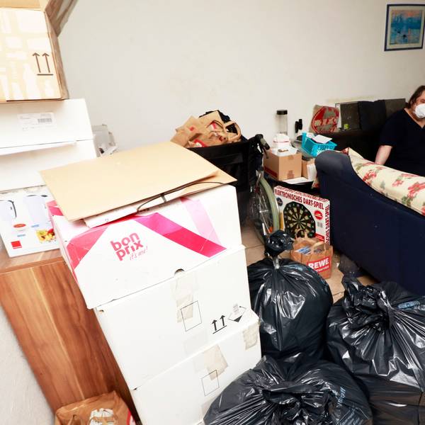 Müllsäcke und Pakete prägen das Bild in dieser Wohnung.