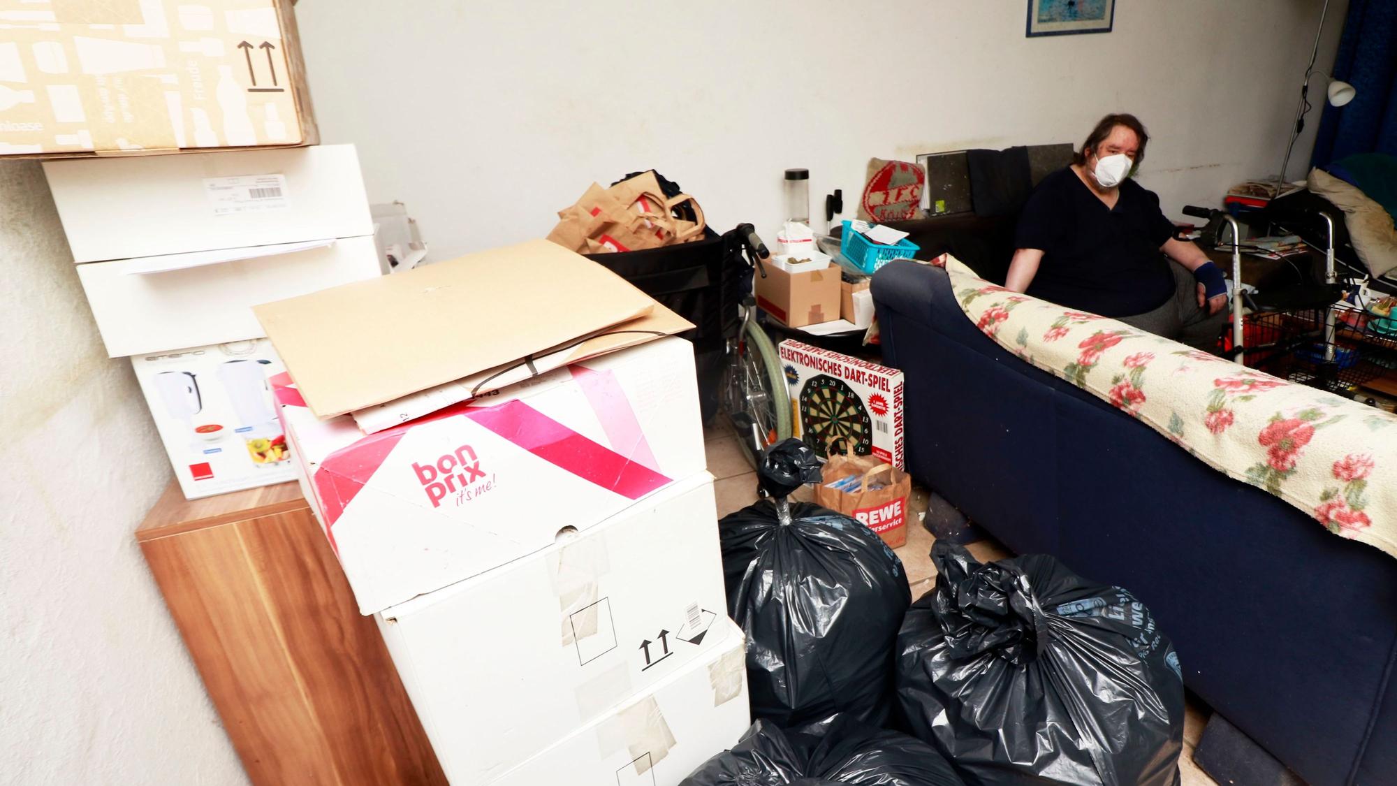 Müllsäcke und Pakete prägen das Bild in dieser Wohnung.